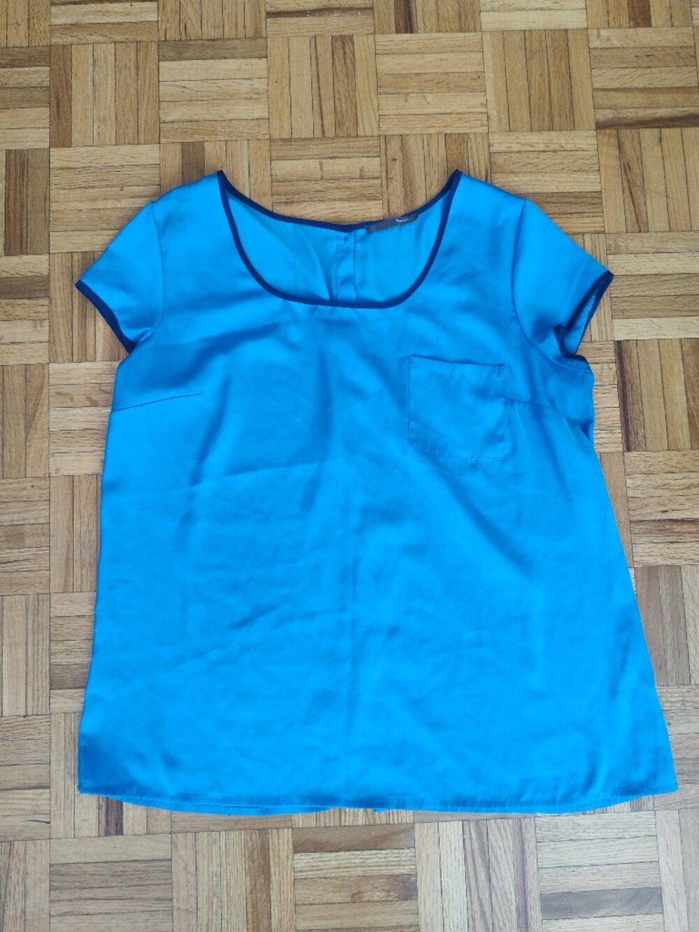 Satin Office tee with buttons in the back
